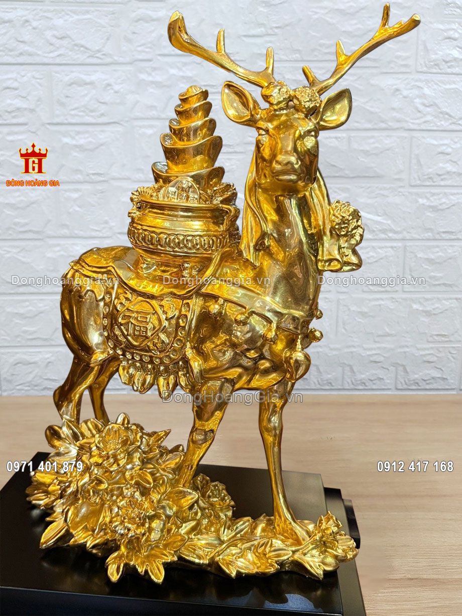 Tượng hươu thích hợp bày trí cho không gian phòng khách sang trọng